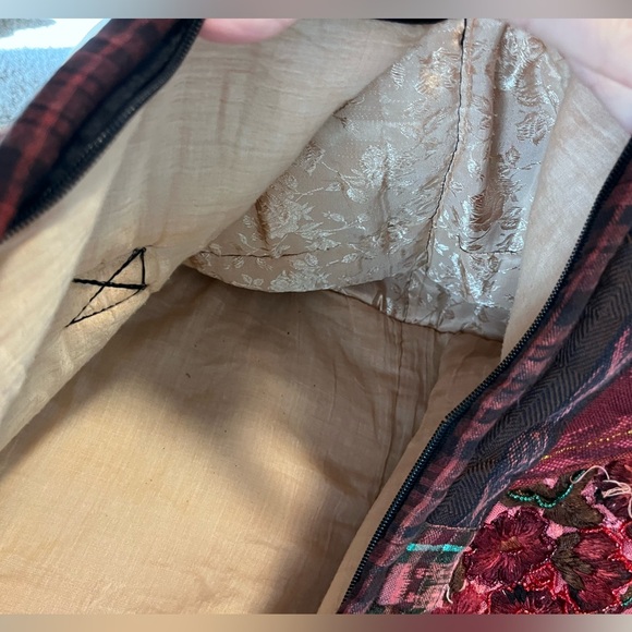 Large Guatemalan embroidered patchwork duffle bag. - Picture 10 of 10